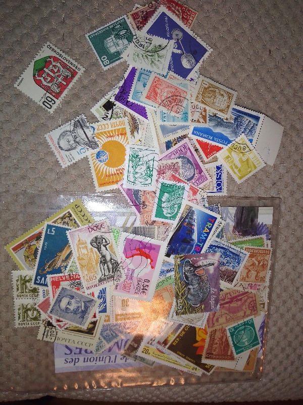 Plusieurs dizaine timbres du